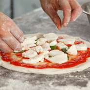 ピッツァの生地、オリーブオイルなどのは基本イタリアの物を使用していますが、中でも生地はピッツァ用のものとフランスパン用のものを独自にブレンドしています。パンのような香り、歯ごたえがより引き立ちます。