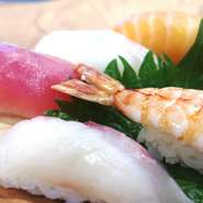 鮮度の良さに間違いがないと納得できる一番の方法は、そのまま味わうこと。お刺身やお寿司は素材の旨みだけで味わう直球勝負の逸品。一番美味しいピークを迎えた旬魚をたっぷりとどうぞ。