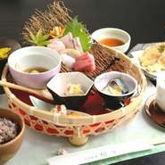 料理に加える手間こそが、美味しさの秘訣。店主自ら吟味した素材を使い、長年の経験で培った技術でつくり上げた、その美しさに目を奪われます。見た目の鮮やかさと味わいの優しさで、至福の時を過ごせます。