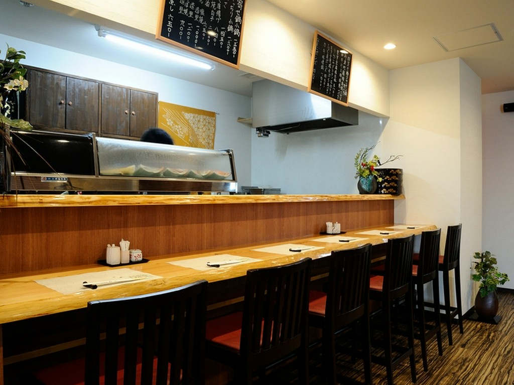 女性一人でも気軽に入れます、居心地の良いカウンター