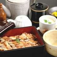 1匹丸ごと入ったお重、茶碗蒸し、止椀、香物もち米を使ったお重。だし茶漬けも出来て二度楽しめます。