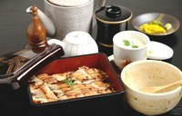 今も昔も地元に愛される味『焼き穴子重』・『蒸し穴子重』