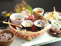 たっぷりの料理がのった籠盛が特徴。天ぷらもお刺身も食べられる、良いとこどりの御膳。先付、籠盛（お造里、煮物、八寸、小鉢）、茶碗蒸し、炊合せ、天ぷら、ご飯、止椀、香物　デザート　ホットコーヒー又は紅茶