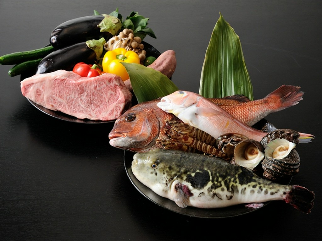 季節の移り変わりに花を添える旬の野菜と黒毛和牛のロースと鮮魚