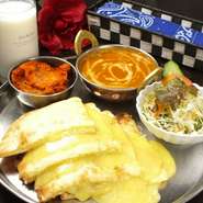 店内は、インドの調度品で統一した異国情緒あふれる雰囲気でエキゾチックな空間を盛り上げています。現地で修練したインド人シェフが絶妙にスパイスを調合しつくる本場インドネパール料理の数々をお楽しみください。