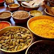 食材の水分のみで煮詰められたカレーは、辛さだけでなく甘さやコクが加わった絶品。注文を受けてからつくられる料理は、できたて・焼きたてでおいしさ格別。
