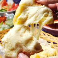 焼きたてのふんわりもちもちナンからとろ～りチーズが！2～3人前でボリューム感満点のメニューです。