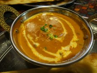 やわらかいチキンを濃いソースで煮込んだ『チキンカレー』