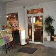 お店入口、園部駅改札からすぐ