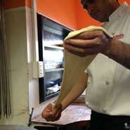 お好みの辛さは勿論のこと、お客さんが喜んで召し上がっていただける様に料理の味から接客態度まですべての面で「おもてなし」を意識しています。いろいろな辛さに挑戦するなど、毎回楽しめるのも特徴のひとつです。