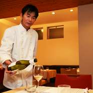 一人で調理をしているので、シンプルな料理が多いです。その代わりにとことん食材にはこだわりを持っています。良い素材で直球勝負。ホールは妻が担当、いつでも安定したサービスを提供しています。