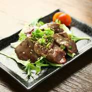 ひとくち頬張ると臭みのない甘くやさしい味わい、ふわっとした食感に魅了される『きも炙り』。生感は絶品、舌の上でとろける旨さ！地酒はもちろん、カクテルサングリアやハイボールとの相性も抜群です。