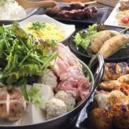 「はちきん地鶏」はもとより魚も豊富。カツオは市場直送で新鮮。かつお他時期時期に扱う魚は自慢。高知野菜を中心とした新鮮野菜を使用している料理の数々は、ほっとする体に優しい味わいで心ゆくまでお酒と料理を。