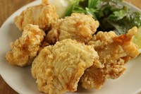 ほどよい歯ごたえの「はちきん地鶏」をから揚げに。絶妙な塩加減ともちもち食感がクセになります。