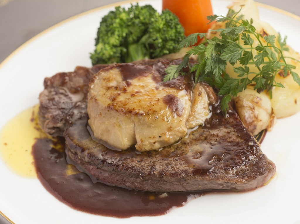 コースのメイン料理、贅沢な味わいの『黒毛和牛ステーキ』