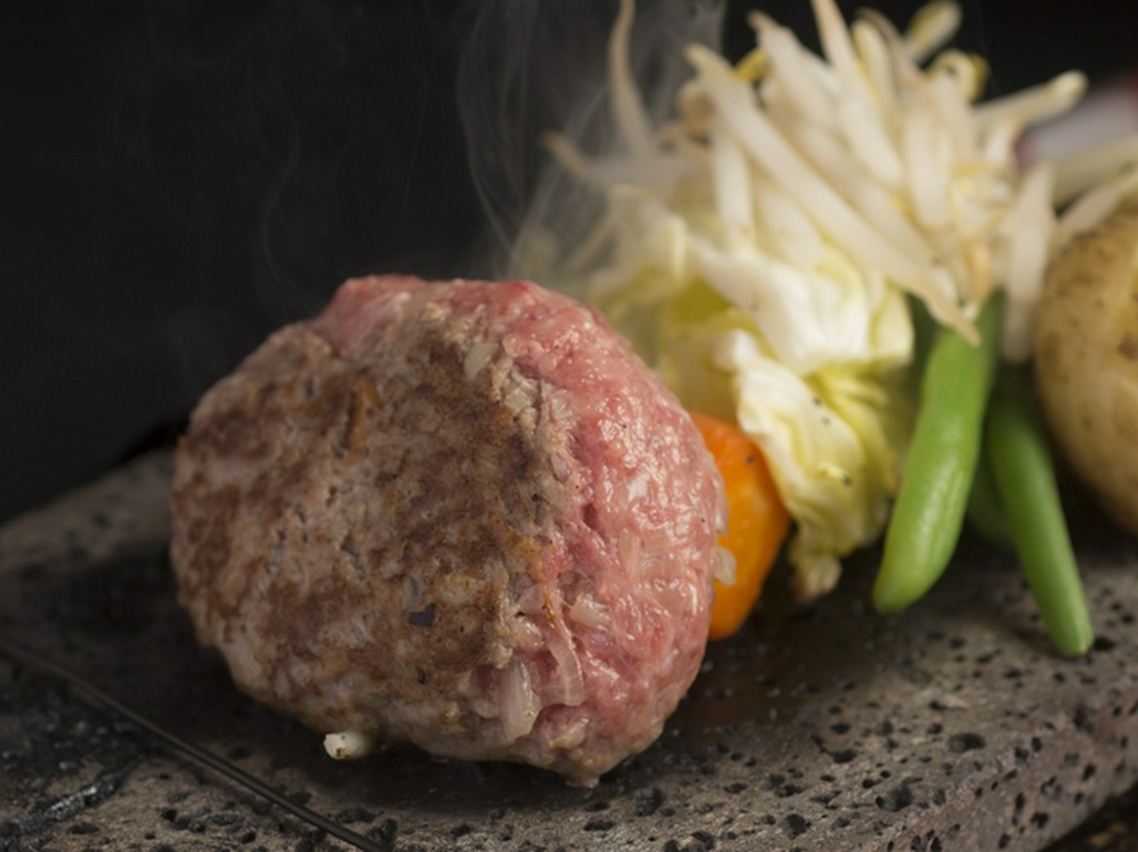 お肉本来が持つ旨みを楽しむ『レアハンバーグ』