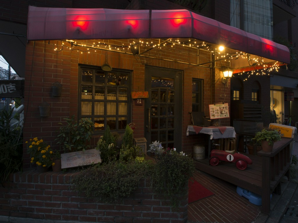 都会の喧騒を忘れさせる静かな街角に佇む、1992年創業の名店