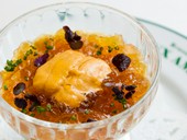 北海道産ズワイガニ・新玉ネギのムースとオマール海老のコンソメ