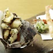 地元・寄島港でとれる「にし貝」は、刺身でもおいしい貝。寄島でとれた車海老とにし貝の天ぷらも絶品です。