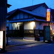 昔ながらの日本家屋をそのままに隠れ家的なお店。店内はアットホームな雰囲気と内と外のギャップがまた粋に感じられます。自宅に帰るような気持ちにさせてくれる、居心地の良い空間。
