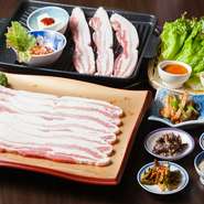 韓流好きな方達はサムギョプサルとは何かご存知かと思います！国産豚バラを焼いてサンチュに巻き巻きで、お肉だけではなく、野菜を沢山とれてヘルシーで健康にベスト！他にチヂミとチゲもあります