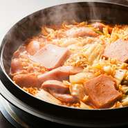 キムチ、ソーセージ、スパム、ラーメンなどを辛味のスープでじっくりと煮込んだチゲ鍋『ブデチゲ』。韓国ではメジャーな大衆的な鍋料理です。夏を乗り切るスタミナメニュー。