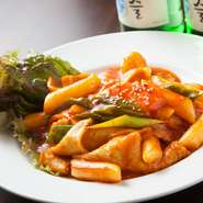 韓国家庭料理の定番、韓国の餅トック・おでん・野菜を入れて甘辛く煮込んだ『トッポギ』。韓国焼酎と好相性の激辛メニューです。独特の辛さがクセになりそうで、辛党におすすめの一品。