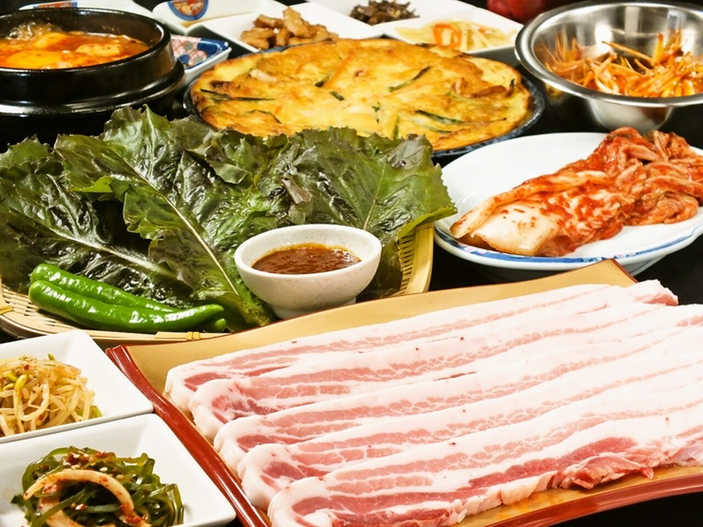 焼肉なのに、野菜をいっぱい食べられるのがポイント！　『サムギョプサル（2枚）』