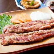 韓国直輸入の調味料と、野菜、フルーツをたっぷりと混ぜ込んだ自家製の特製ダレに絡めたカルビ。日本人好みに調味されており、お肉を風味豊かにやわらかく仕上げてくれます。