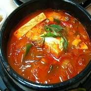 韓国のキムチと国産の豚バラで煮込んで、辛く出来上がったチゲ！韓国のキムチ好きな方にはオススメします！