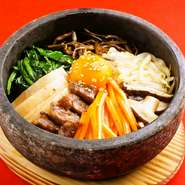 アツアツの石鍋にお肉と何種類の野菜と秘伝辛味噌で混ぜ混ぜで食べる 健康メニュー