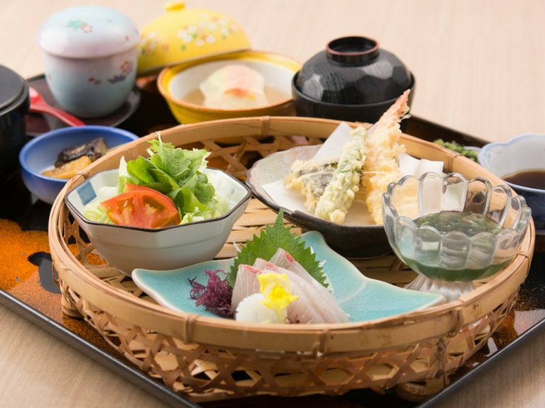 女子会にぴったり。雅に飾られた、美味しい『華かご膳』