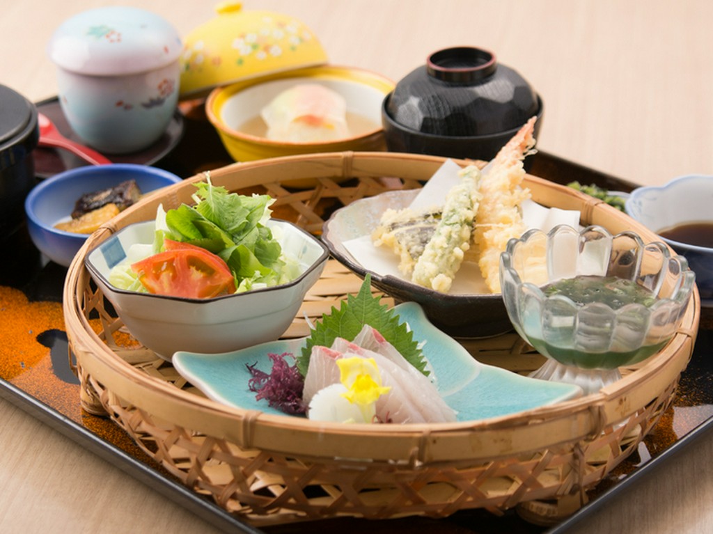 女子会にぴったり。雅に飾られた、美味しい『華かご膳』