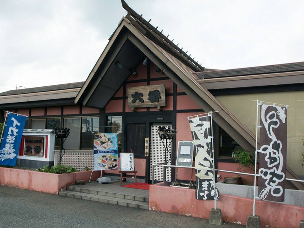 広い駐車場の中に建つ、平屋の大きなレストラン