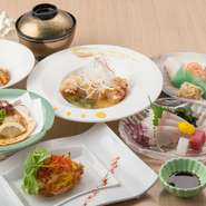 握り寿司をはじめ、揚げ物、焼き物、そして〆のデザートまで揃います。お肉やお魚など、様々な料理をお楽しみいただけます。