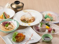 握り寿司をはじめ、揚げ物、焼き物、そして〆のデザートまで揃います。お肉やお魚など、様々な料理をお楽しみいただけます。