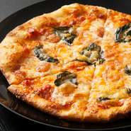 大豆粉や米粉を使用した従来のピッツァの半分の低カロリーでヘルシーな生地を練りこみ、モッツアレラ、 ゴーダ、 パルメジャーノのチーズ3種を使用。注文を受けてから一枚一枚焼き上げるので、アツアツを頂けます。