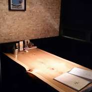 ブラインドを閉めると半個室のお部屋に使える
6名掛のテーブル席を設けておりますので
他のお客様に気兼ねなく、ゆっくりとお寛ぎ頂けます!！