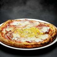 トマトソースに、モッツァレラチーズ、イタリアのモルタデッラハムと、半熟卵の組み合わせたピッツァです。最近、人気急上昇中です！