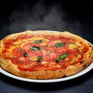 トマトソースに、オレガノ、バジル、イタリア産のニンニクのスライスをのせてオイルをかけて焼いたシンプルなピッツァです。イタリアでは、マルゲリータと並ぶ人気のピッツァ。ビールとの相性も抜群です。