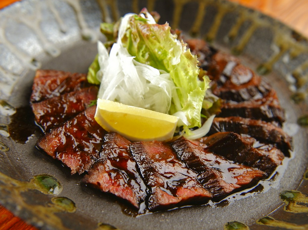 和風のタレに長時間漬け込み、丁寧に焼き上げた味は、食欲をそそる一品　『馬ハラミ和風ロースト』