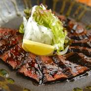 地元の業者から仕入れた馬肉を、醤油やハーブをベースとしたタレに漬け込み、丁寧に焼き上げた一品。お客様からのオーダー後に、最後の仕上げとして再度さっと焼きあげるので、温かい味を楽しめます。
