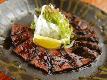 和風のタレに長時間漬け込み、丁寧に焼き上げた味は、食欲をそそる一品　『馬ハラミ和風ロースト』