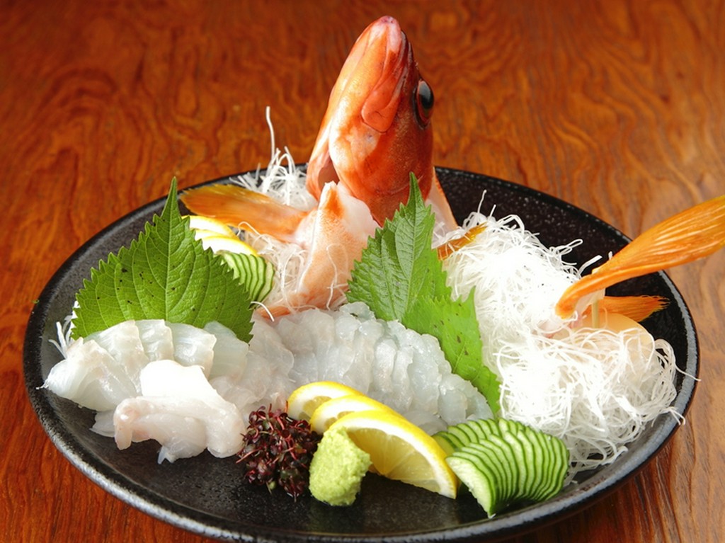 その日に採れた新鮮な魚介類を、リーズナブルな価格で味わえる　『牛深直送鮮魚の刺身盛り』