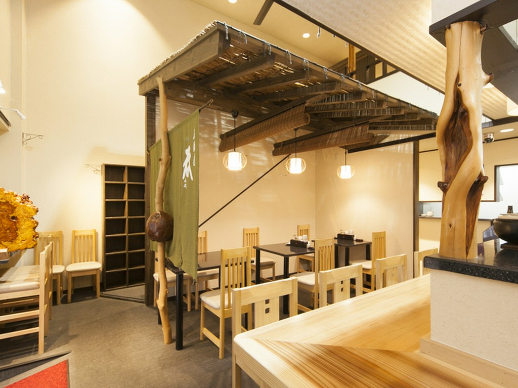 モダンな雰囲気の1階フロア。木の温もりが感じられる空間