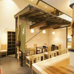 モダンな雰囲気の1階フロア。木の温もりが感じられる空間