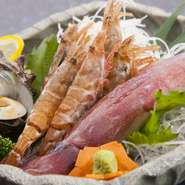 地元で獲れる新鮮な魚介類をお刺身や煮物、焼物など多彩な料理で提供。脂の乗った旬の味わいをたっぷりと楽しめます。魚介類だけでなく、地元の鶏肉、大山鶏や野菜など地元のものにこだわりあり。