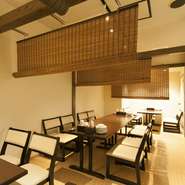 最大16名まで収容可能な2階フロアは貸切が可能。シンプルで落ち着いた雰囲気でゆっくりくつろげ、各種宴会にぴったりな空間です。席の間はのれんで仕切ることもでき、人数に合せて席を用意してくれます。