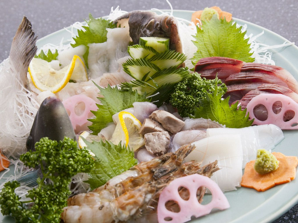 地元で獲れた旬の魚をお刺身で盛り合せて提供。季節ごとの味が楽しめる『旬の地魚　お刺身盛合わせ』