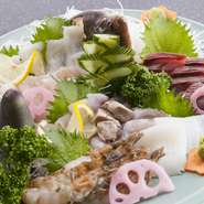 新鮮で脂の乗った旬の地魚のお刺身がたっぷりと堪能できます。見た目にも鮮やかで食卓を華やかに彩ってくれる一皿。予算や好みに合わせて内容は相談に乗ってくれます。